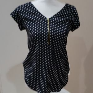 Short sleeve black and white blouse with zipper